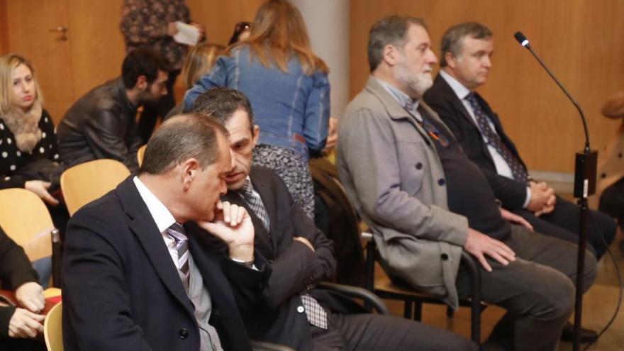 Los acusados, en la primera fila del juicio, con los empresarios de Asac en primer término.