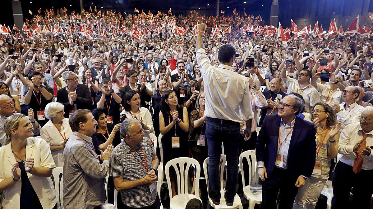 Pedro Sánchez celebra su victoria tras el último congreso federal del PSOE, en 2017.  | EFE