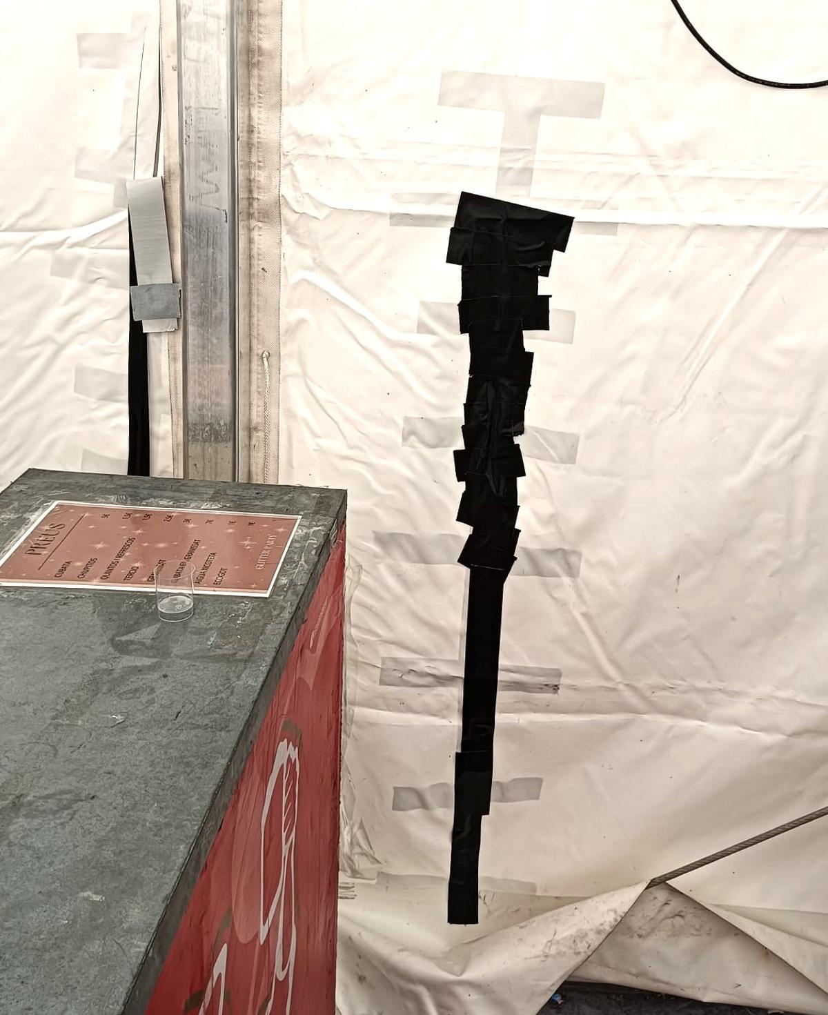 Vista de los cortes en la carpa.