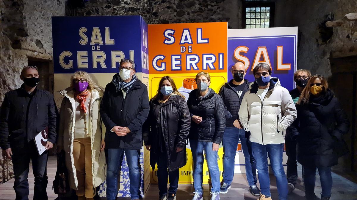 El president de la diputació amb les autoritats locals a la Casa de la Sal de Gerri