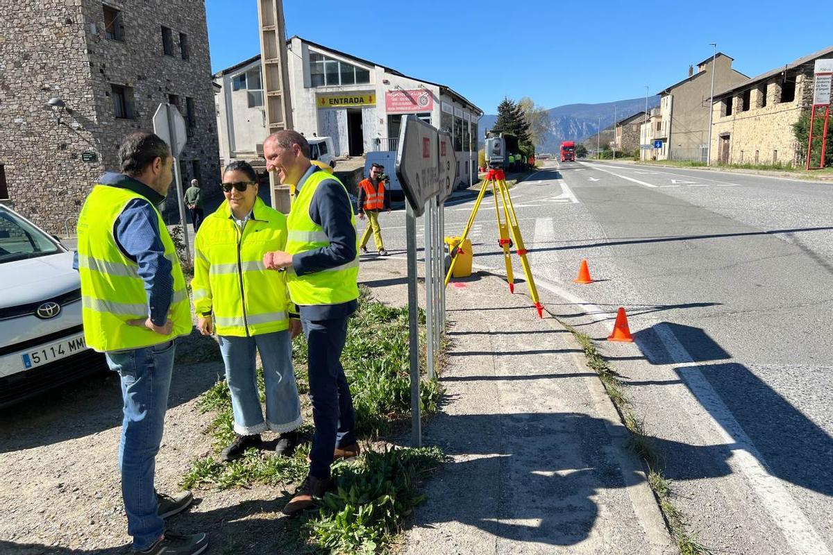 El subdelegat del govern espanyol a Lleida, José Crespín, la cap de la Unitat de Carreteres de l'Estat a Lleida, Carlota Vilanova, i l'alcalde de Montferrer i Castellbò, Albert Marquet, al punt on es construirà una rotonda, a la carretera N-260