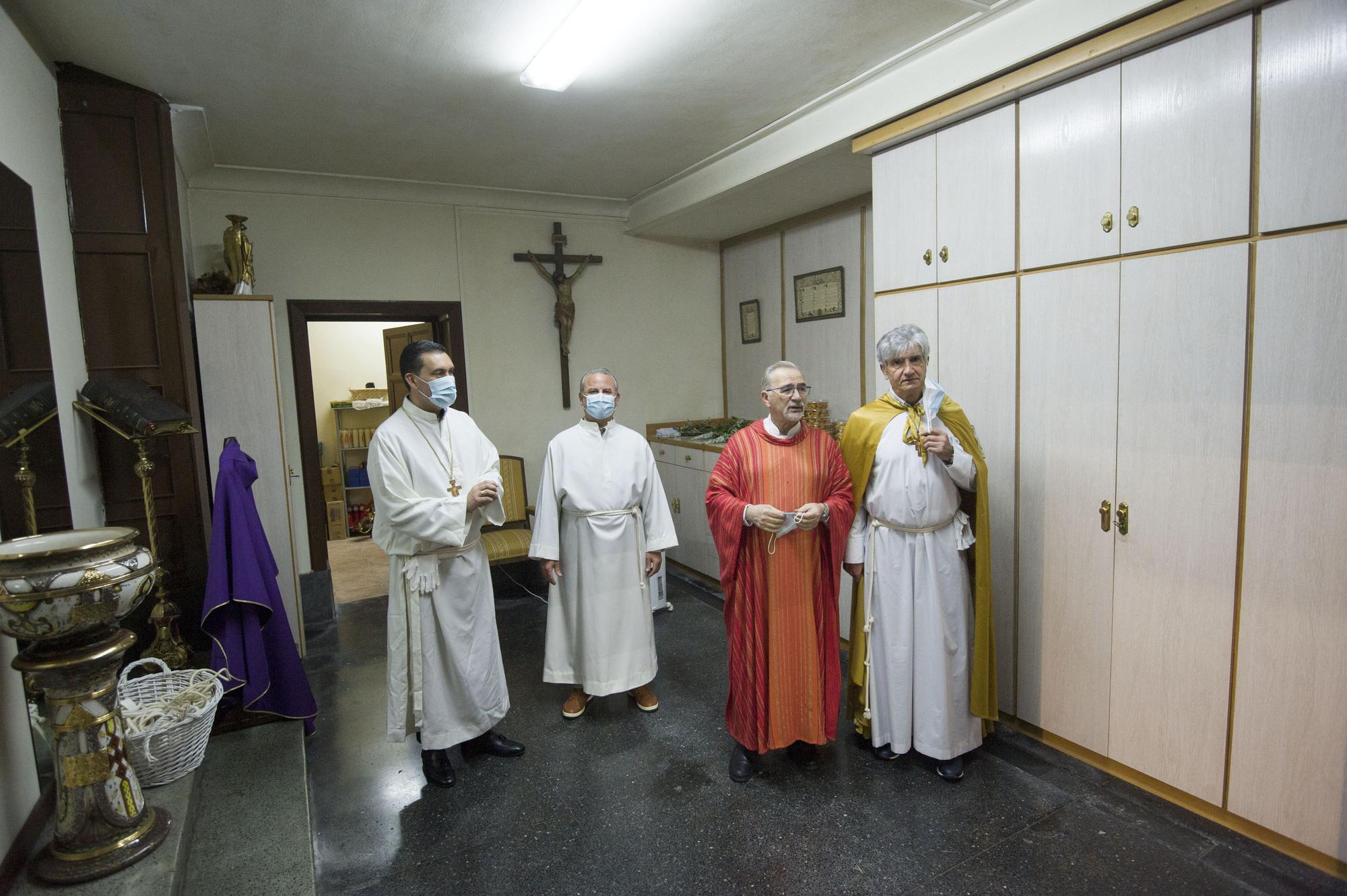 Semana Santa A Coruña 2021 | Misa y bendición de Ramos con La Borriquita en el interior