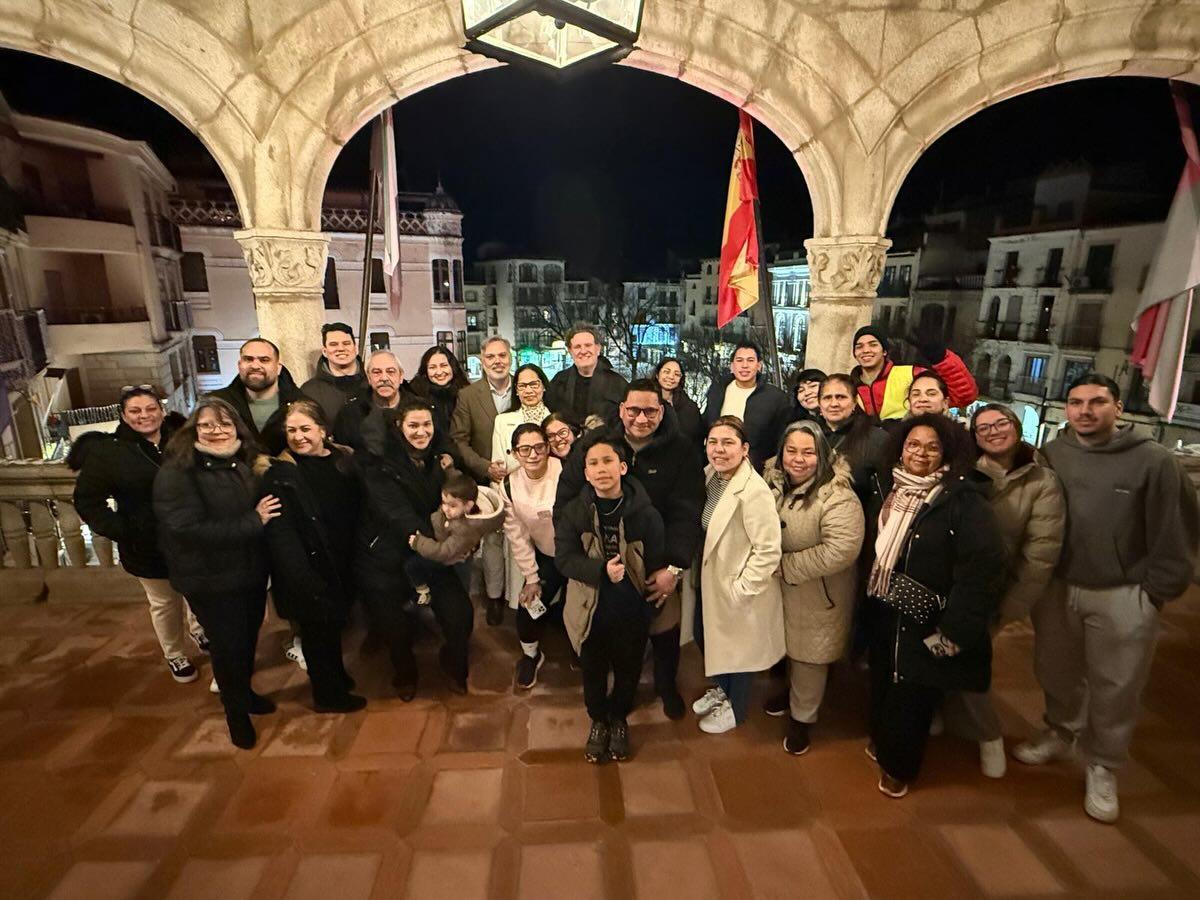 El alcalde de Plasencia, con los representantes de la comunidad de venezolanos.