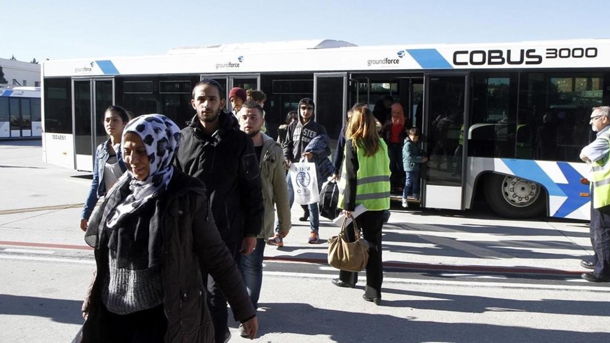 Algunos de los refugiados a su llegada al aeropuerto Adolfo Suárez Madrid-Barajas, este mediodía.