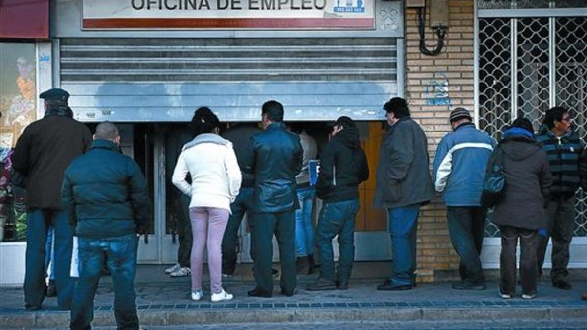 Cola para acceder a una oficina de empleo del Servicio Público de Madrid, el pasado día 3 de enero.