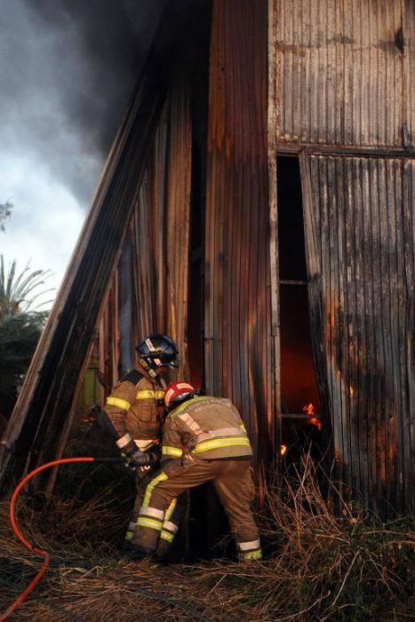 Arde una tienda de neumáticos en Murcia