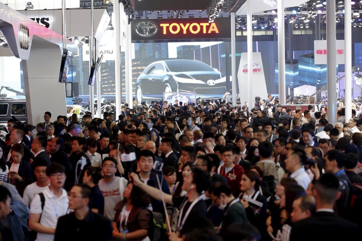 Ambiente en el Salón del Automóvil de Pekín frente al estand de Toyota.