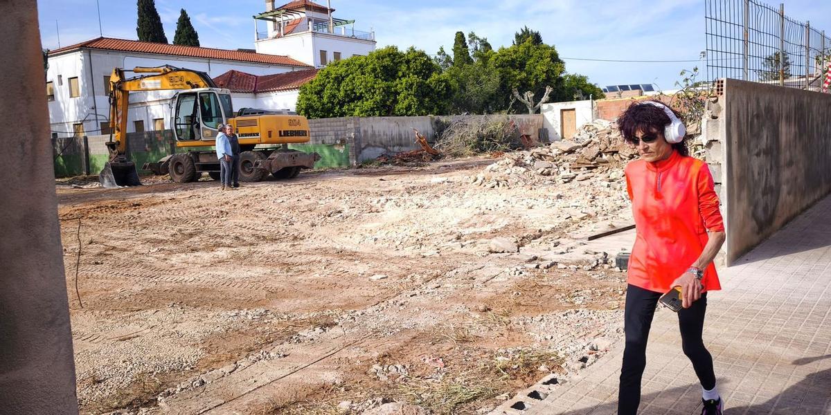 Imatge de les obres que s'executen en l'actualitat per a donar forma a un aparcament provicional a l'antic recinte de la Fundació Dolores García.