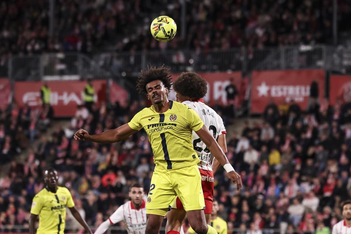 Renato Veiga, en un duelo aéreo junto a Axel Witsel
