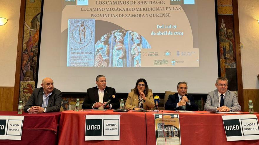 De izquierda a derecha: Antonio Rodríguez (UNED Zamora), el presidente de la Diputación zamorana, Javier Faúndez, la alcaldesa Beatriz Asensio, el presidente orensano, Luis Menor, y Jesús Manuel García, (UNED Orense).