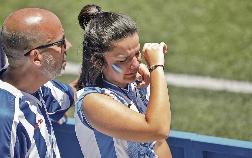 Una joven balearica es consolada en Son Malferit tras el final del partido