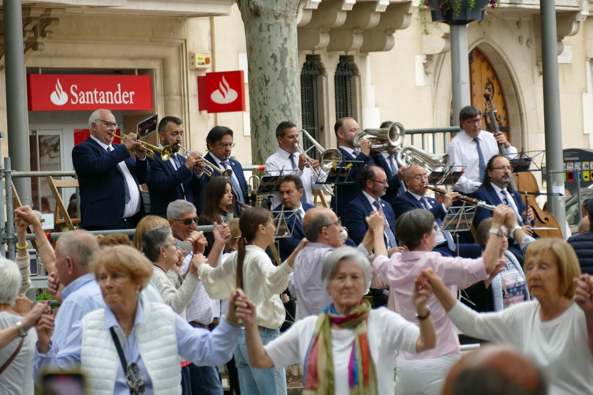 Les sardanes omplen la Rambla de Figueres amb la Cobla Selvatana
