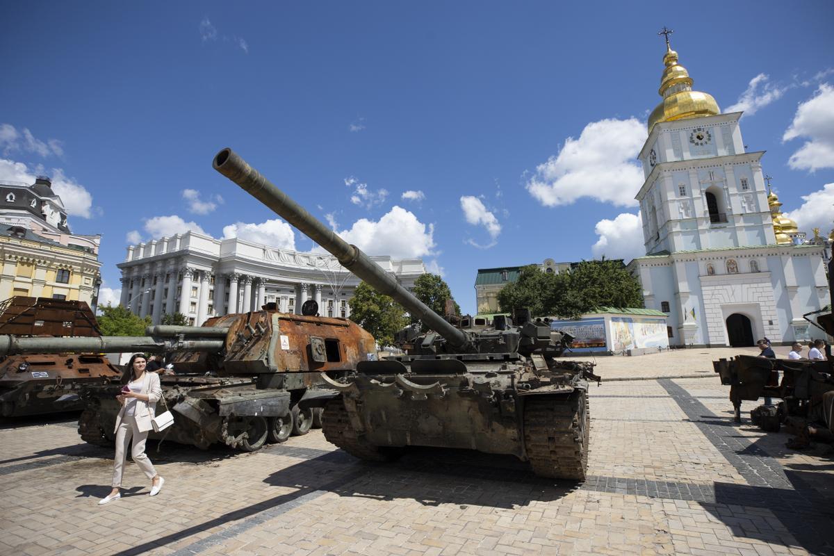 Armamento y vehículos rusos de guerra exhibidos como atracción para los habitantes de Kiev