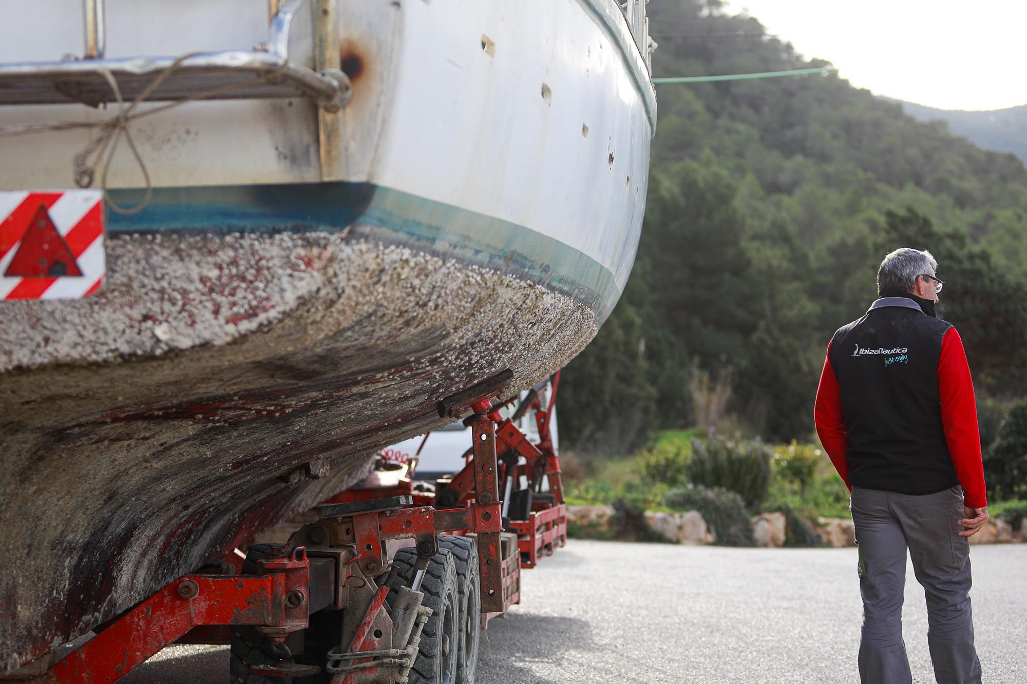 Retirada de barcos almacenados ilegalmente en Cala Tarida