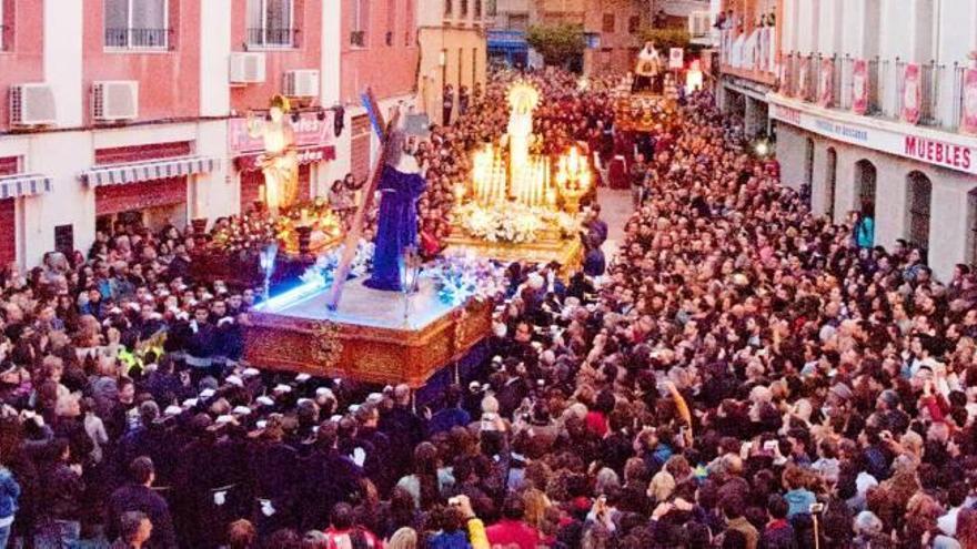 El Abrazo de La Morquera, en Viernes Santo, reúne a miles de personas en el municipio.