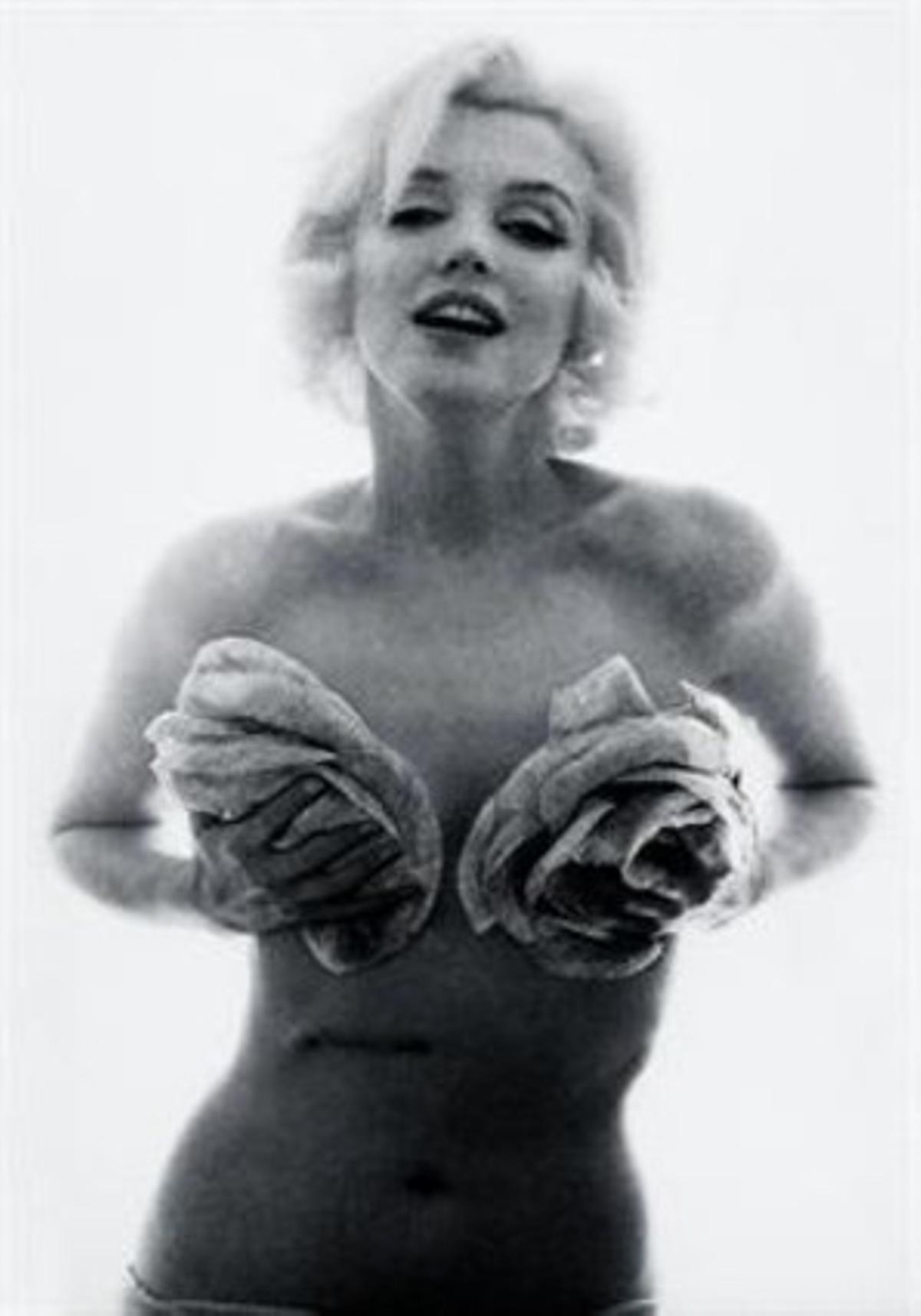 Marilyn Monroe posa en la seva última sessió fotogràfica, el 1962, tres setmanes abans de morir. Marilyn Monroe posa en la seva última sessió fotogràfica, el 1962, tres setmanes abans de morir.