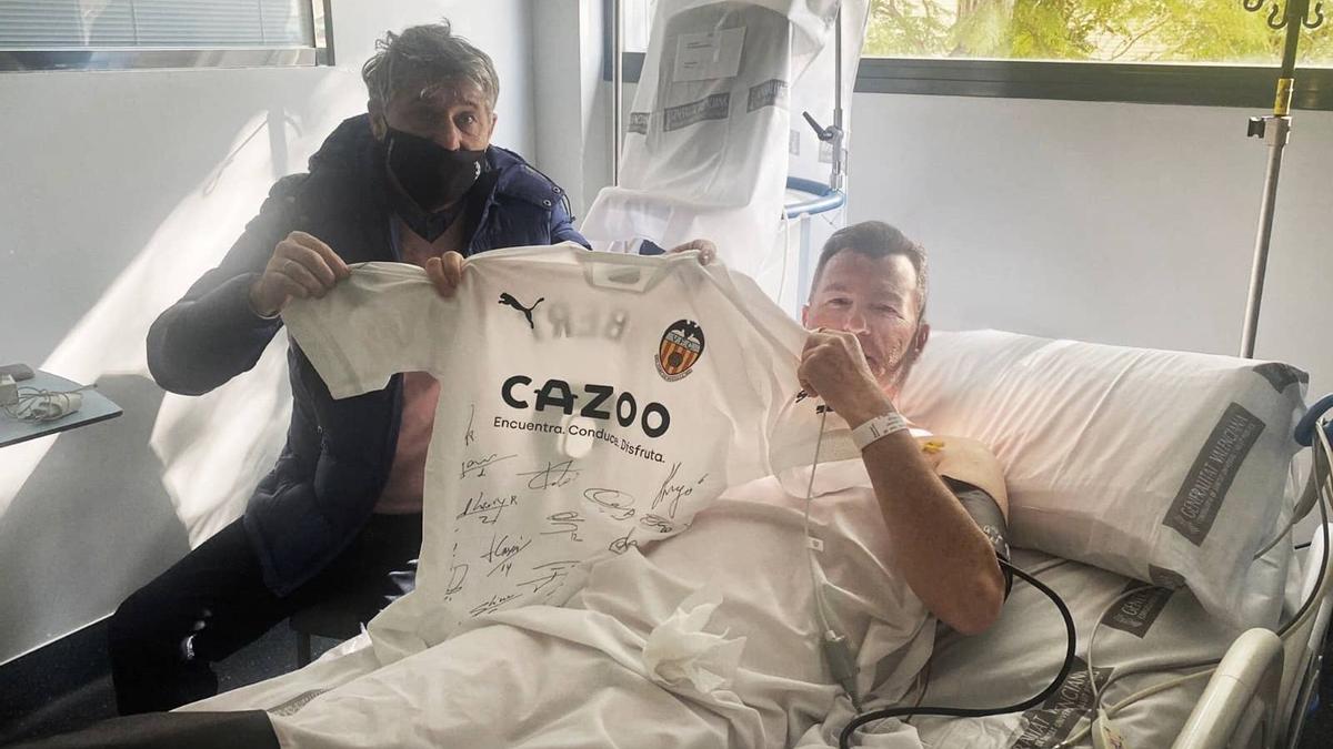 Miguel Tendillo y Robert Fernández con la camiseta firmada por la plantilla del Valencia CF