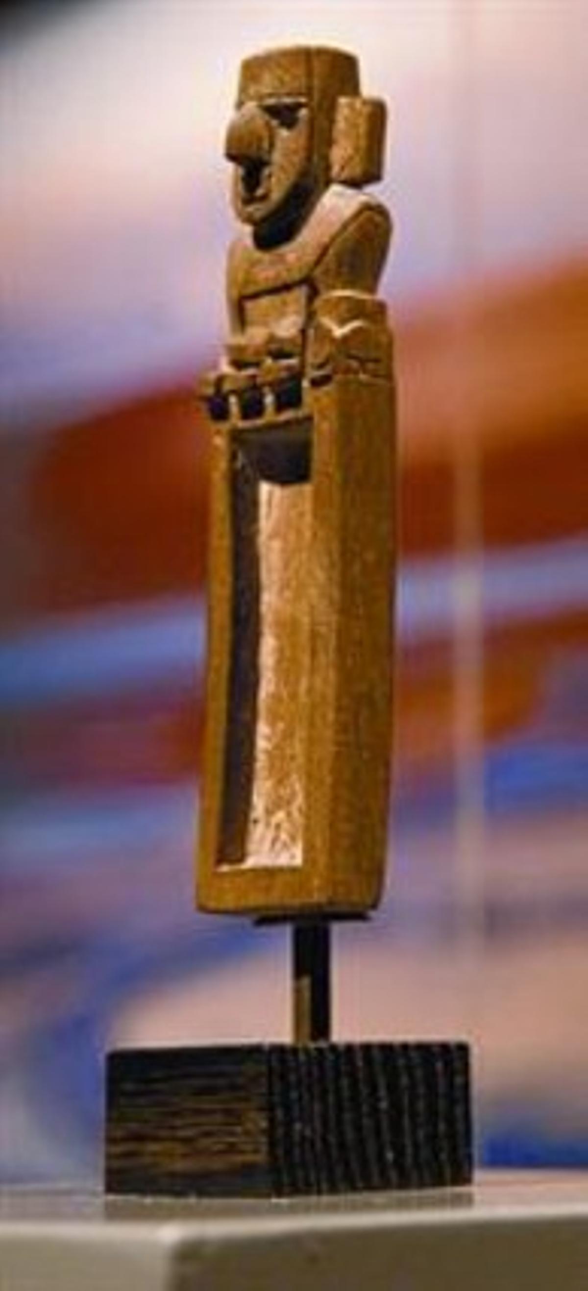 Una peça fàl·lica olmeca (esquerra) i una màscara iroquesa.