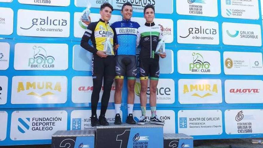 Iván Feijóo (c.), con el maillot de líder de la Copa. // FdV