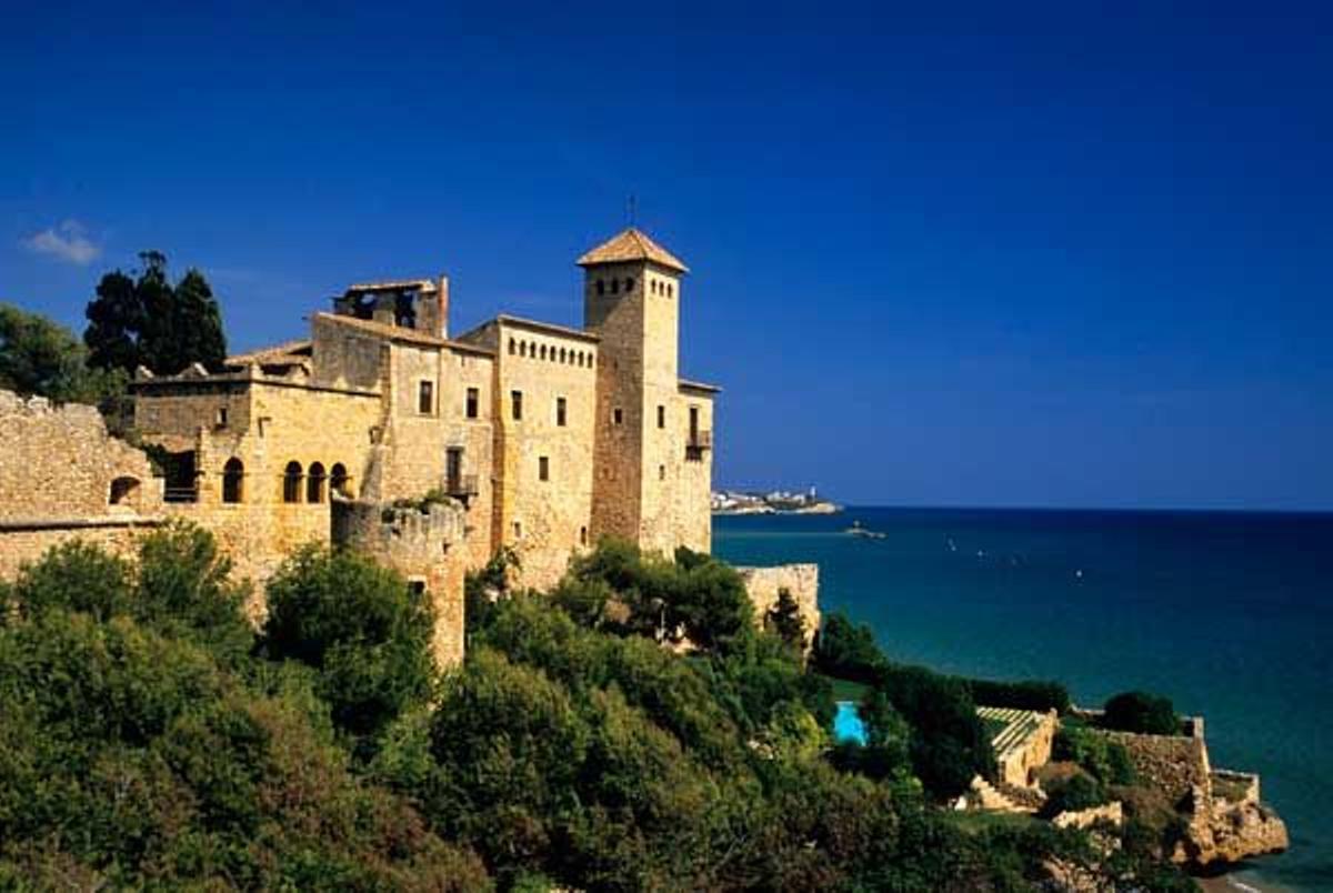 Castillo de Tammarit (Tarragona), en un promontorio sobre el mar Mediterráneo.