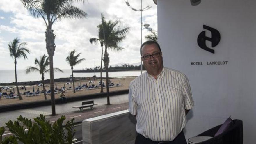 Carlos Cruz ayer a la entrada del hotel situado frente a la playa del Reducto en Arrecife. | javier fuentes