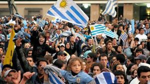 Els uruguaians surten als carrers de Montevideo per celebrar el triomf de la celeste.