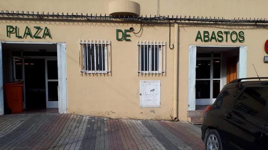 Exterior de la plaza de Abastos de Pliego.