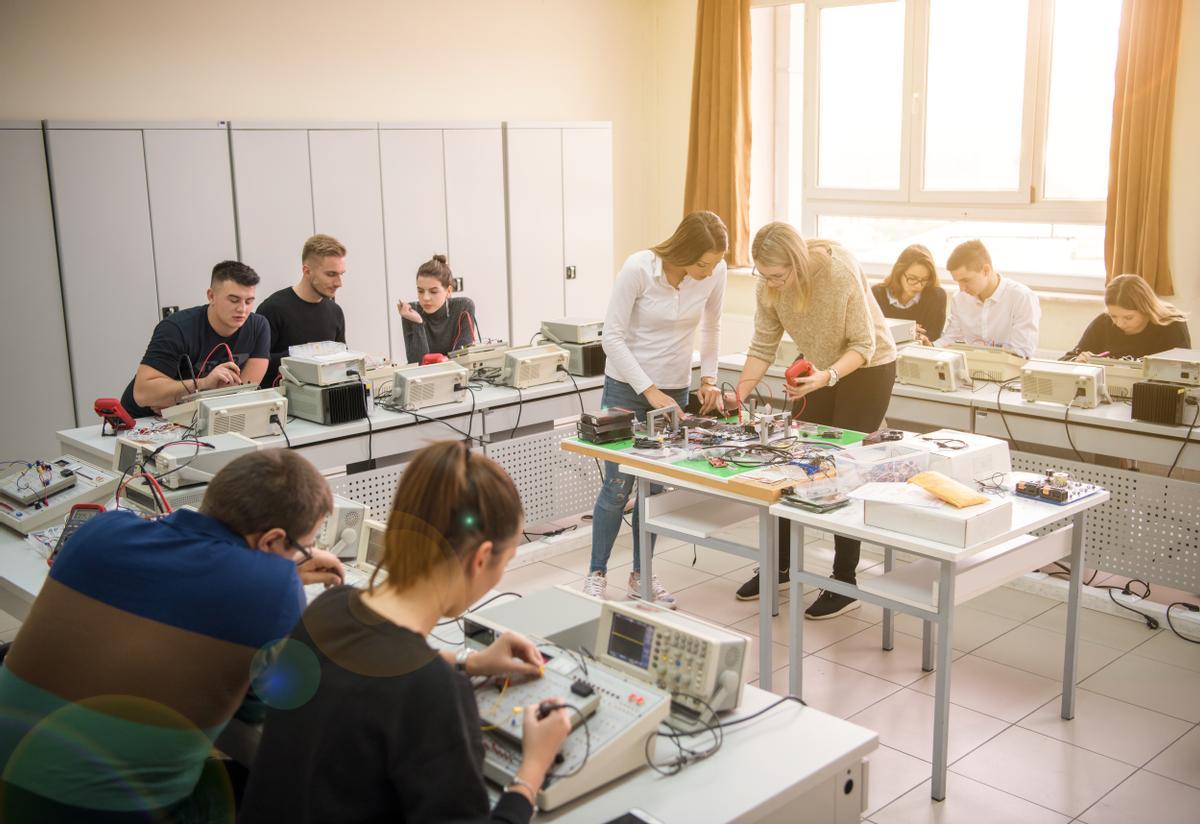 El PSC, ERC, Junts i els comuns estudien una nova llei per salvar el consens lingüístic