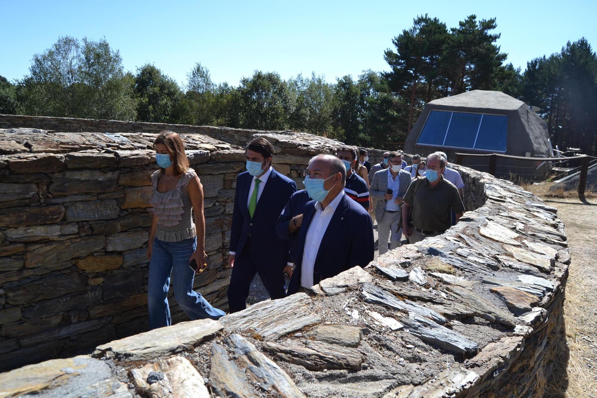 Las mejores imágenes de la visita del consejero al Centro del Lobo de Robledo de Sanabria