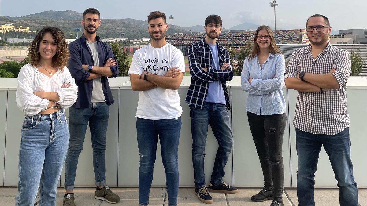 Los dos fundadores, Kilian Zaragozá y Josevi Villaroig, junto al resto de plantilla formada por Carlota Muñoz, Nacho Latre, Gloria Torrens y César Romero.