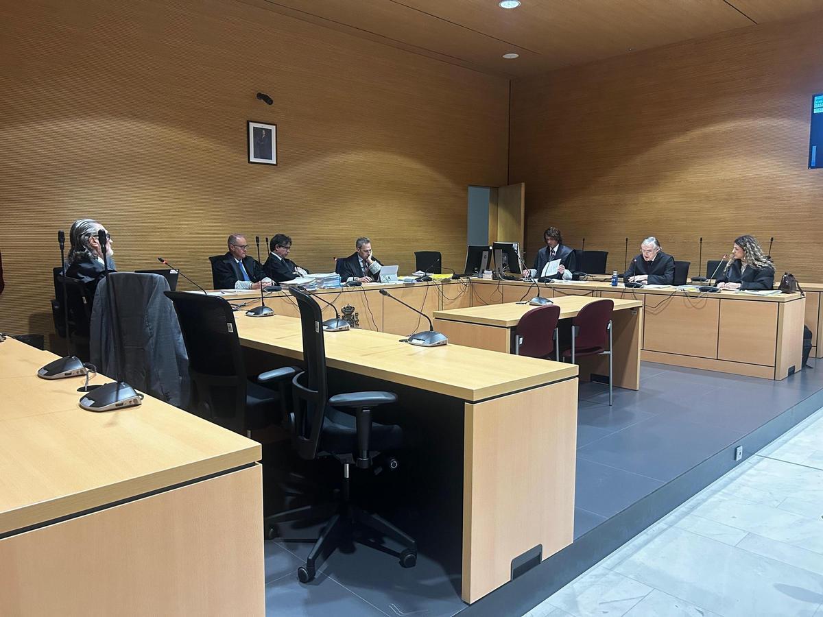 El abogado de la empresa investigado, de espaldas a la izquierda, durante la celebración de un juicio.