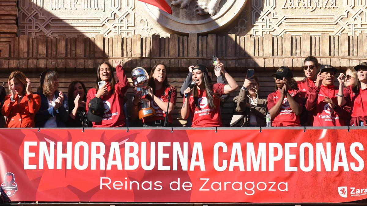 Las jugadoras del Casademont celebran el título de la Copa de la Reina de 2023 en el ayuntamiento de Zaragoza.