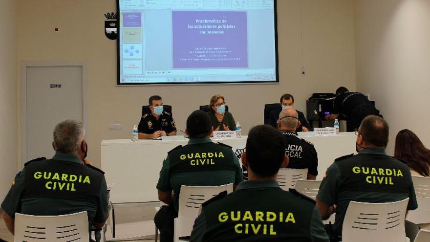 La alcaldesa Safont y el comisario Catalán acompañaron al fiscal Escorihuela durante la ponencia que pronunció en Burriana.