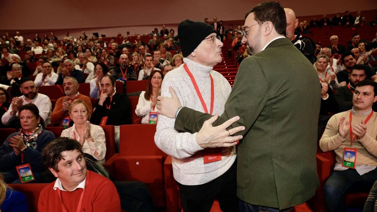 El emotivo abrazo entre Antonio Trevín y Adrián Barbón en el último Congreso de la FSA: "Has hecho un esfuerzo para estar aquí"
