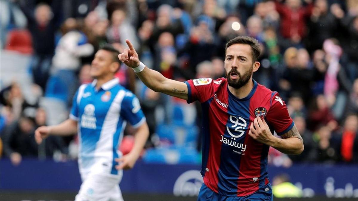 Morales, celebrando el gol que ha conseguido de penalti