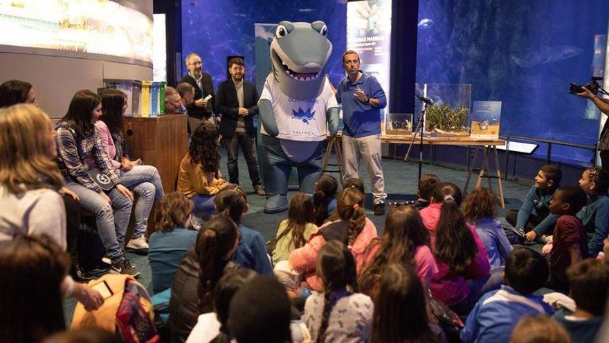 El cuento “Ona, la tiburona y la cinta mágica” se presenta entre los acuarios del Oceanogràfic