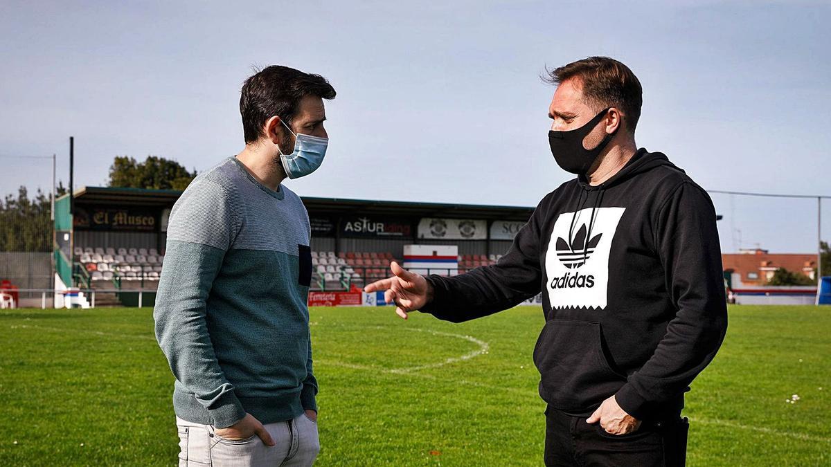 Por la izquierda, Pablo Busto, entrenador del Ceares, conversa con Miguel Martín, entrenador del Industrial, en La Cruz. | Juan Plaza