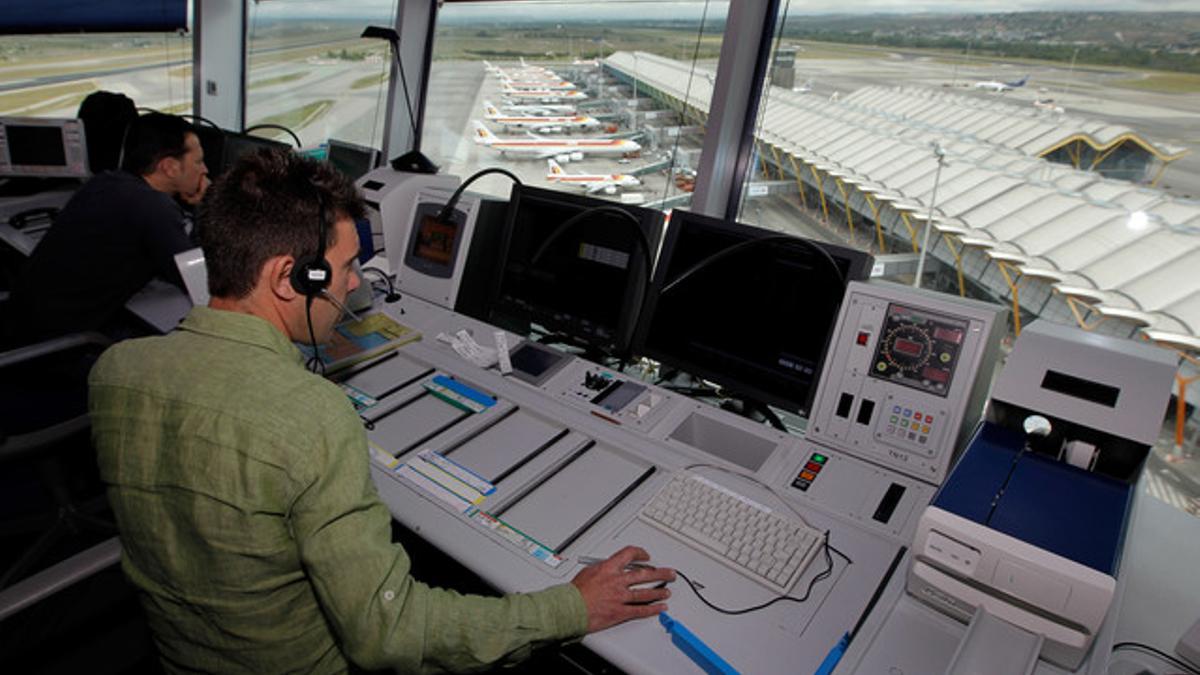 Controladores aéreos del aeropuerto de Barajas, en una imagen de archivo.