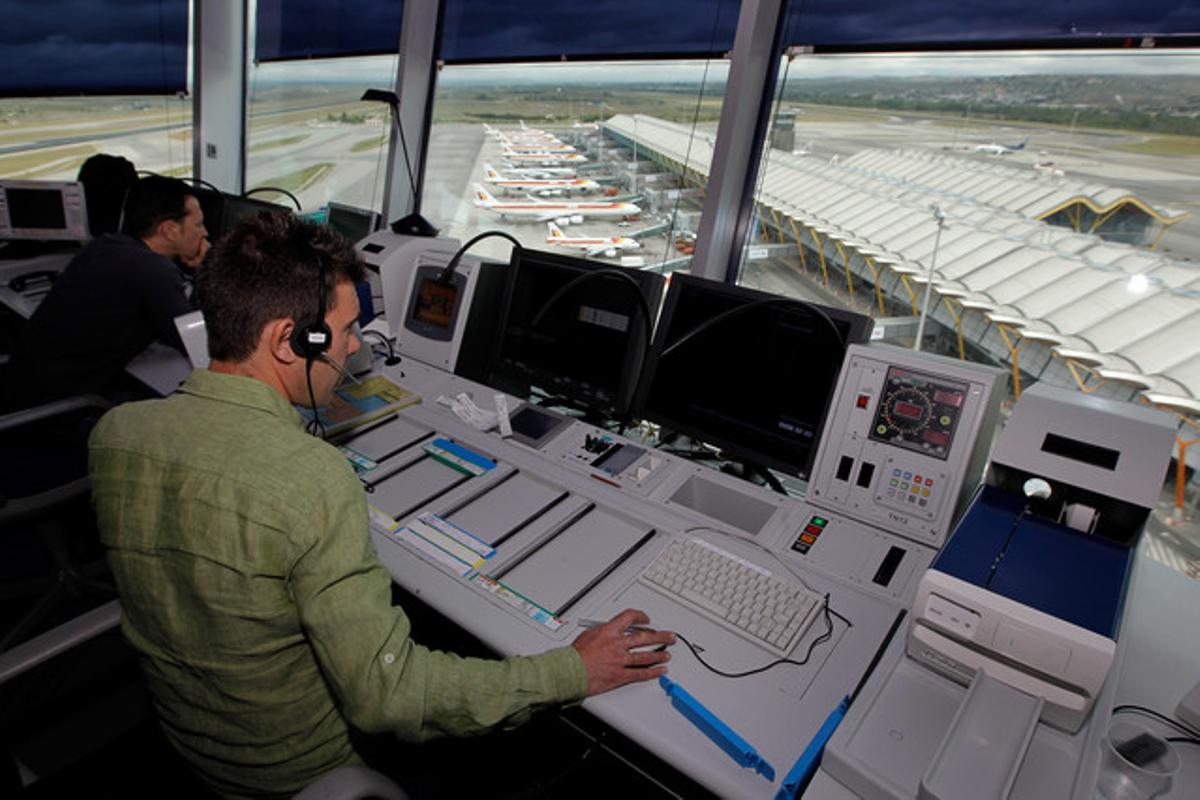 Controladors aeris de l’aeroport de Barajas, en una imatge d’arxiu. Controladors aeris de l’aeroport de Barajas, en una imatge d’arxiu.