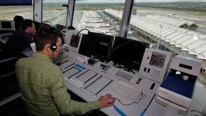 Controladors aeris de l’aeroport de Barajas, en una imatge d’arxiu.