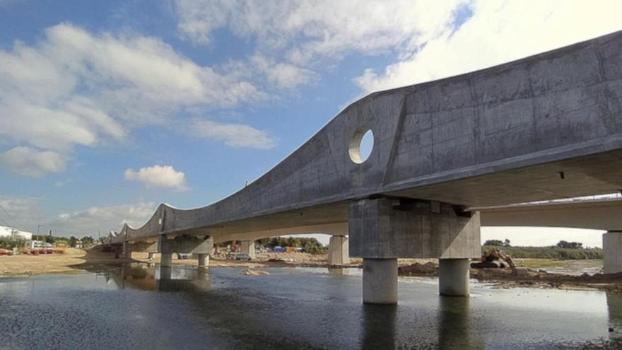 El pont ferroviari de Blanes que connecta amb Malgrat