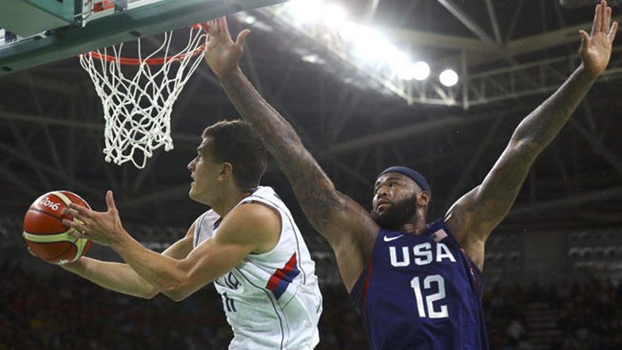 Nedovic entra a canasta durante la final olímpica.