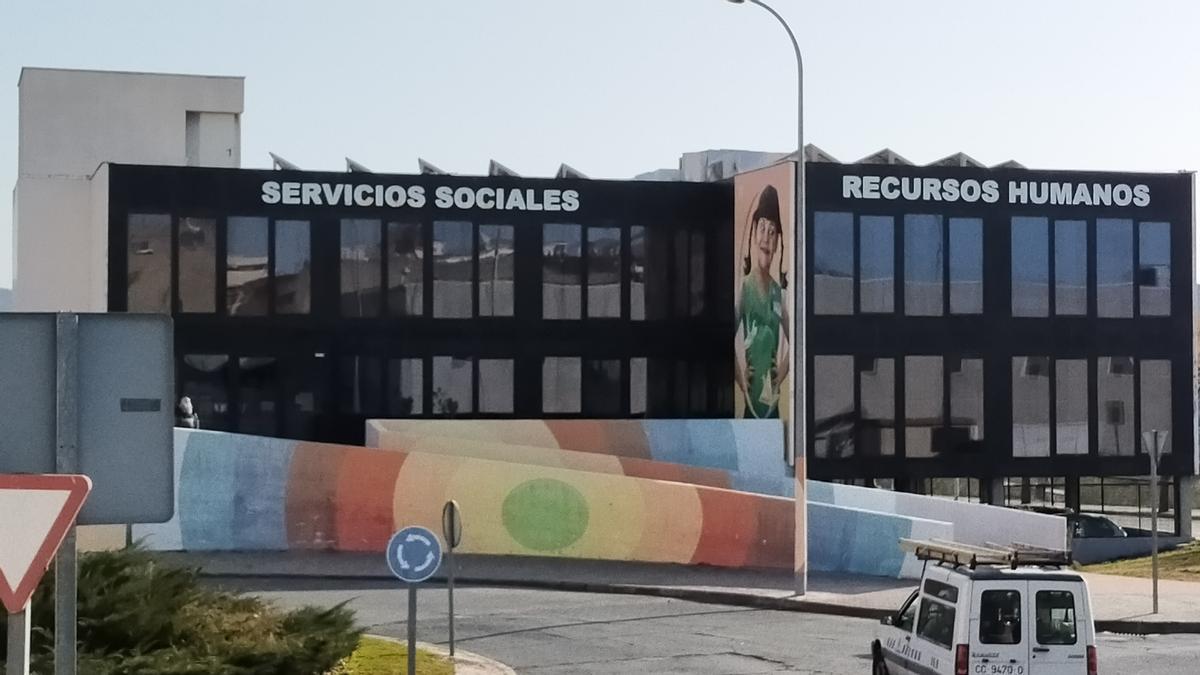 Edificio de Servicios Sociales, con las placas solares en la cubierta.