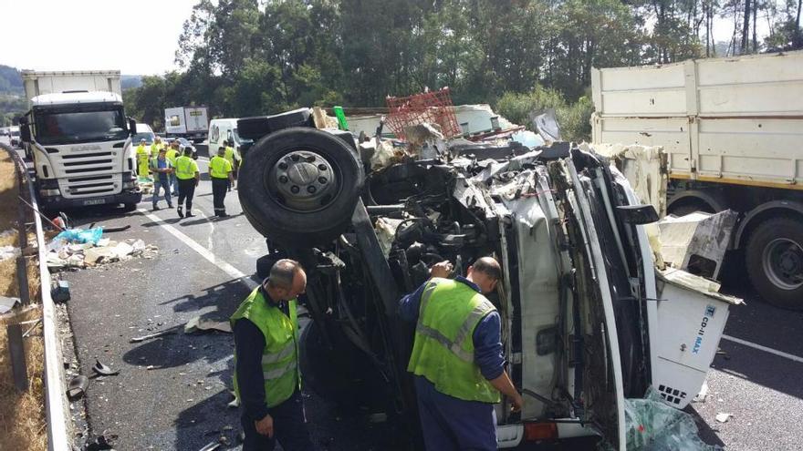 Los camiones accidentados en la AP-9. // I. Abella