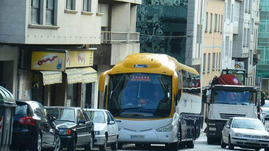 Uno de los autobuses de la línea regular de Monbús a su paso por Moaña. //Gonzalo Núñez