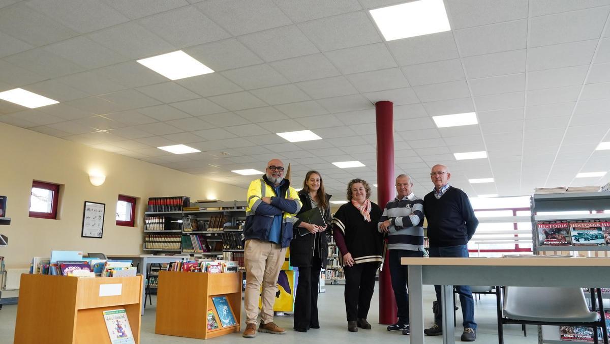 Por la izquierda, Alejandro Sánchez, de la empresa adjudicataria, la ingeniera municipal, Marta Rodríguez, la concejala Pilar Santianes, el edil de Hacienda Raimundo Díaz, y el presidente de la asociación de mayores El Nozalín, Jose Manuel Sánchez, en la biblioteca del centro.