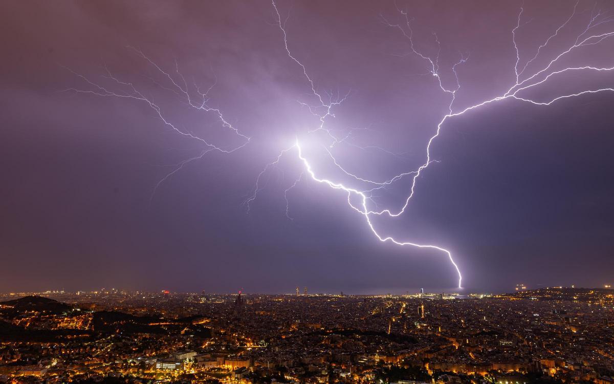 Espectacular tormenta nocturna sobre Barcelona