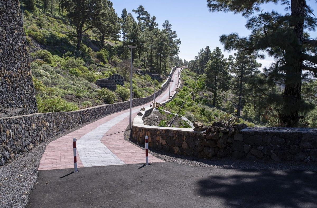 El nuevo Camino Viejo Barrancón, inaugurado ayer en Fuencaliente. |