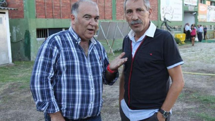 Manuel Ruiz Castaño y José Antonio Presas conversan en el estadio de O Couto. // Iñaki Osorio