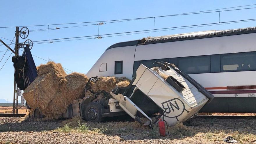 Estado en el que quedó el camión tras ser embestido.